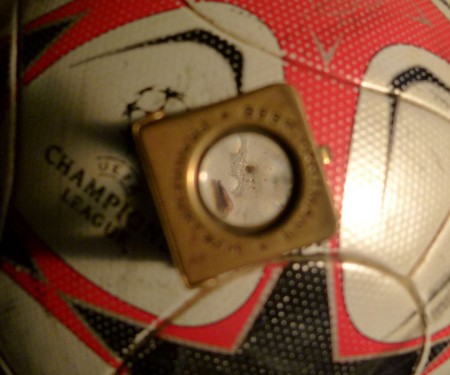 vytiahnutý tŕň, volným okom ťažko viditeľný, nehrajte futbal pri kríkoch a stromoch