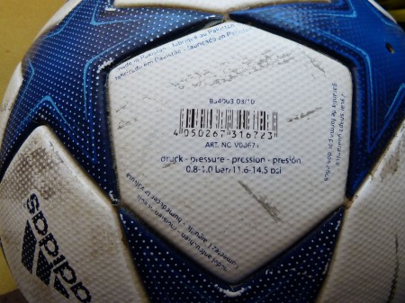 lopta s hviezdami, ktoré sa často odlepujú