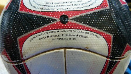 lepené lopty značky Adidas sa fúkajú na 0,8 až 1 bar. ventil, ak fučí sa dá vymeniť z inej duše