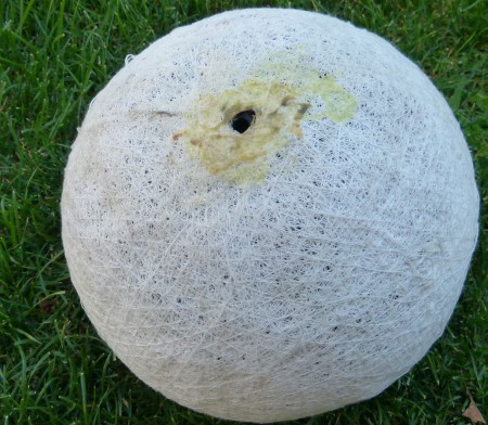 duša strojne šitej lopty potiahnutá umelým vláknom, ktoré zaručuje tvar a veľkosť lopty