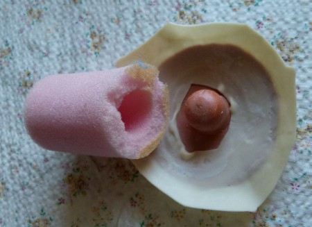 ventil sálovky je chránemý penovou ochranou proti vniknutiu vláken náplne lopty do ventilu