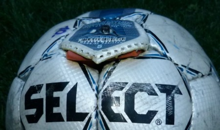 ak svojpomocne otvárate loptu, tak nie pri ventile, pri zašívaní môžete poškodiť dušu