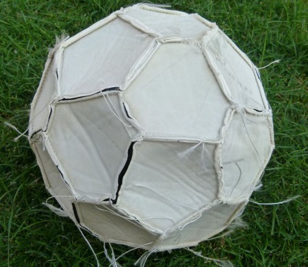 takto vyzerá prevrátený obal strojne šítej lopty 