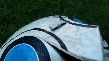 niektoré lepené lopty s veľkou dierou sa opraviť dajú, musí sa dať vybrat duša