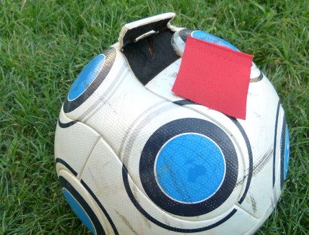 diery som podlepoval látkou zo starého opaľovacieho lehátka, teraz diery zašívam