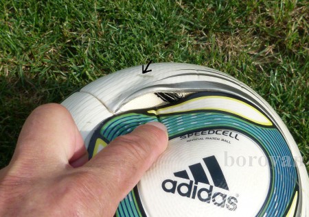 v poslednom čase sa stretám u lepených lôpt s nevymeniteľnou dušou (duša je súčasťou látky na ktorej je prilepený vrchný obal), s dierou ktorá vznikla nárazom lopty na úzky predmet a prehnutím dovnútra sa roztrhla duša aj s látkou  