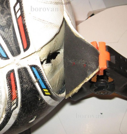 miesto nárazu zvnútra obalu, duša tým že je spojená s látkou sa nenaťahuje ale trhá sa spolu s látkou, i keď je poškodená fučí pomaly pretože je všetko zlepené bez spojov