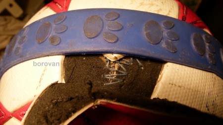 poškodené miesto, lepenie prvej časti  vrchného obalu