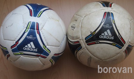 Tu je vidieť rozdiel medzi ručne (vľavo) a strojne šitou loptou, stehy sú rozdielne