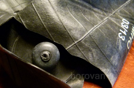 Takto vyzerá poškodený ventil, podľa môjho názoru kvalita duší nezodpovedá kvalite obalu lopty