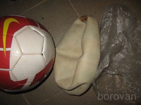 Strojne šitá lopta Nike má dušu polepenú látkou ktorá drží tvar a veľkosť lopty, proti nasiaknutí vodou má igelitový sáčok 