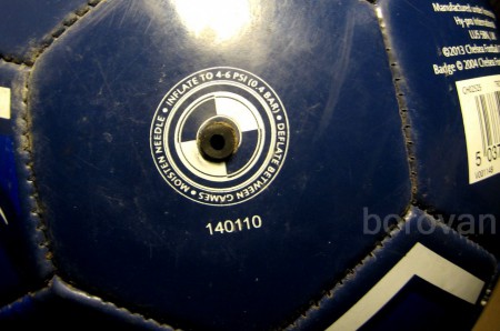 Lopta sa fúka na tlak 0,4 bar prípadne na  4-6 psi