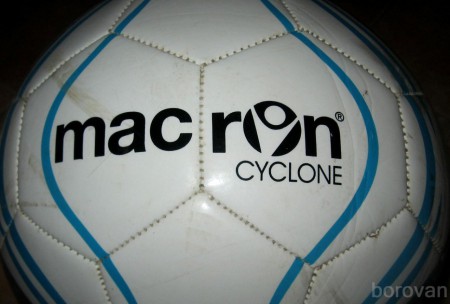 Strojne šitá lopta Macron Cyclone