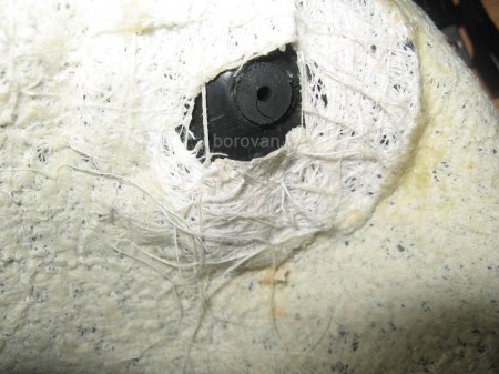 Detail  duše pri ventile, duša je pevne zlepená s umelým obalom, ktorý drží tvar a veľkosť lopty