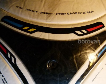 Fúka sa tlakom 0,6 až 0,8 bar prípadne 8,7 až 11,6 psi